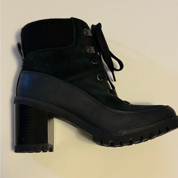 UGG Redwood Suede and Leather  Boot - Picture 6 of 8